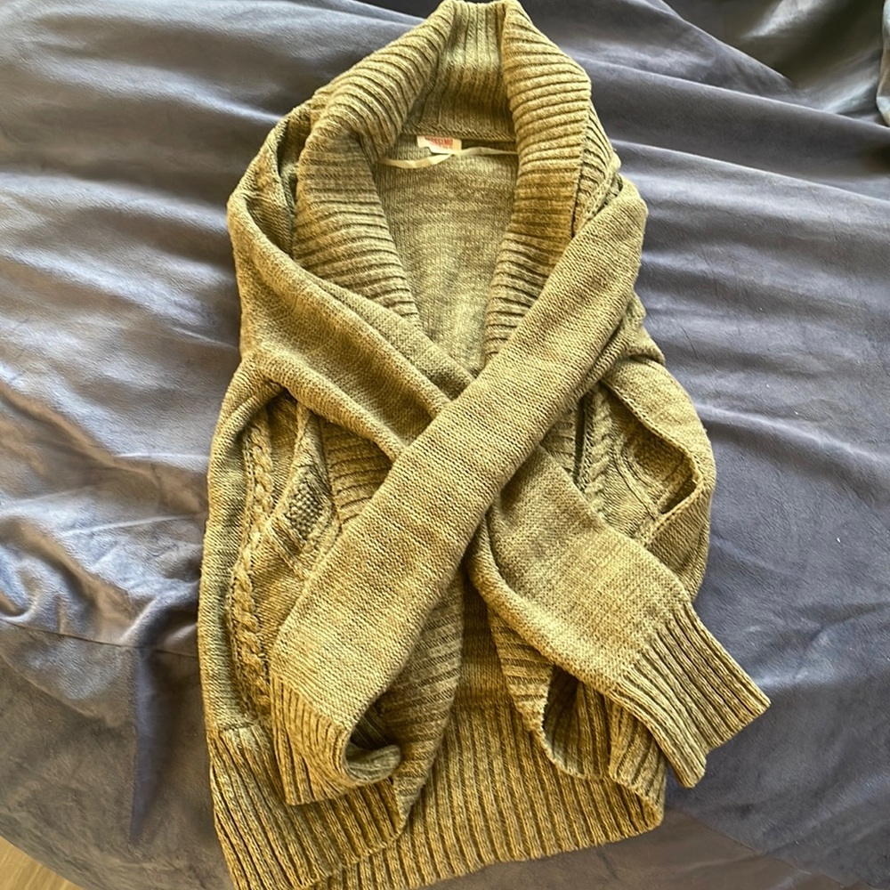 Green target open sweater. Size women’s small.